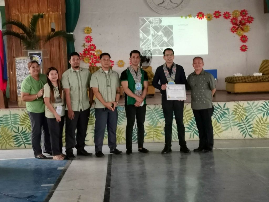  DTI Rizal, represented by Business Counsellor Daryl Andres, TESDA Provincial Director Ben Hur Baniqued, and CEO of Kaibigan sa Kalusugan Dr. Richard N. Gomez together with the teachers from San Isidro National High School.