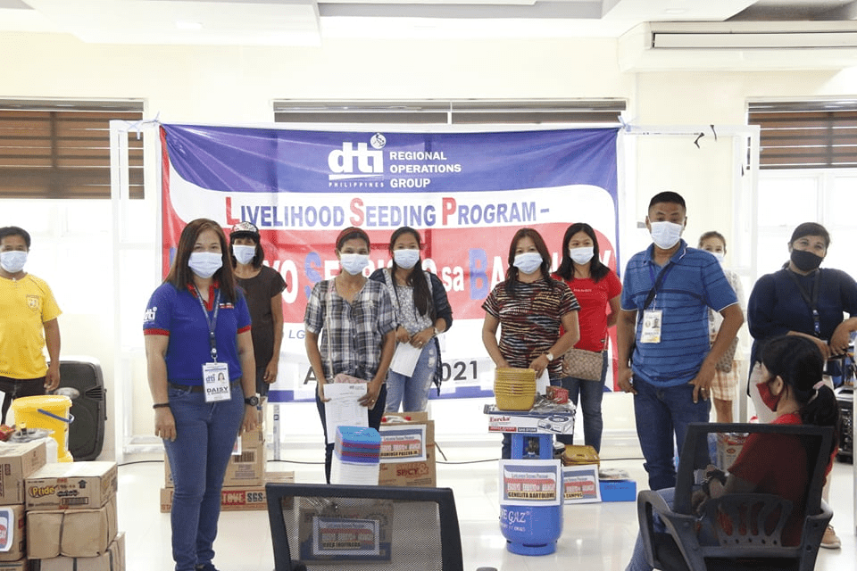 DTI-Apayao in partnership with LGU-Flora awarded 25 Livelihood Kits to the selected NSB beneficiaries from the six barangays of the municipality: Poblacion East, Poblacion West, Balluyan, Sta. Maria, Bagutong and Malubibit Norte.