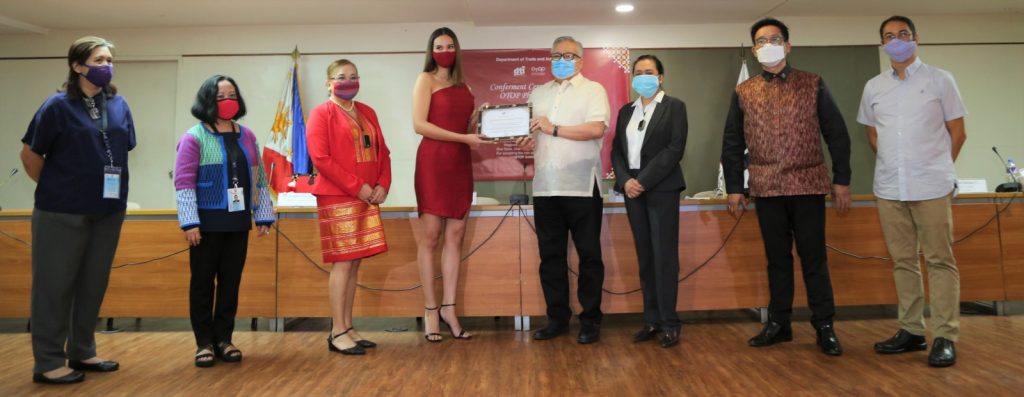 (L-R): DTI-NCRO Business Development Division Chief Rowena San Jose, DTI IV-A Regional Director Marilou Q. Toledo, DTI Regional Operations Group (ROG) Assistant Secretary Demphna Du-Naga, OTOP Philippines Ambassador Catriona Gray, DTI Secretary Ramon M. Lopez, DTI ROG Undersecretary Blesila A. Lantayona, DTI ROG Assistant Secretary Dominic R. Tolentino, and OTOP Consultant Clarke Nebrao