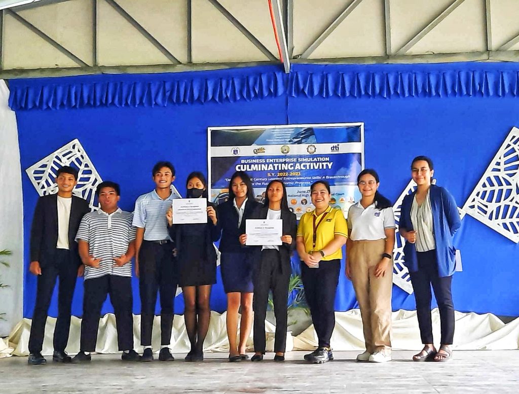 Negosyo Center–Sariaya Business Counselors, together with teachers and students from Paiisa National High School.