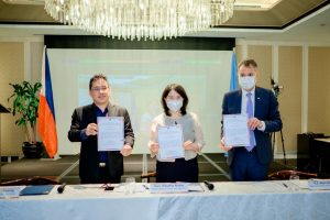 DTI-CIG Undersecretary Rafaelita Aldaba (center) takes a pose with UNIDO Country Representative Teddy Monroy (left) and Swiss Ambassador to the Philippines Alain Gaschen (right) during the signing of Statement of Commitment on 14 October 2022 at Makati Diamond Residences.