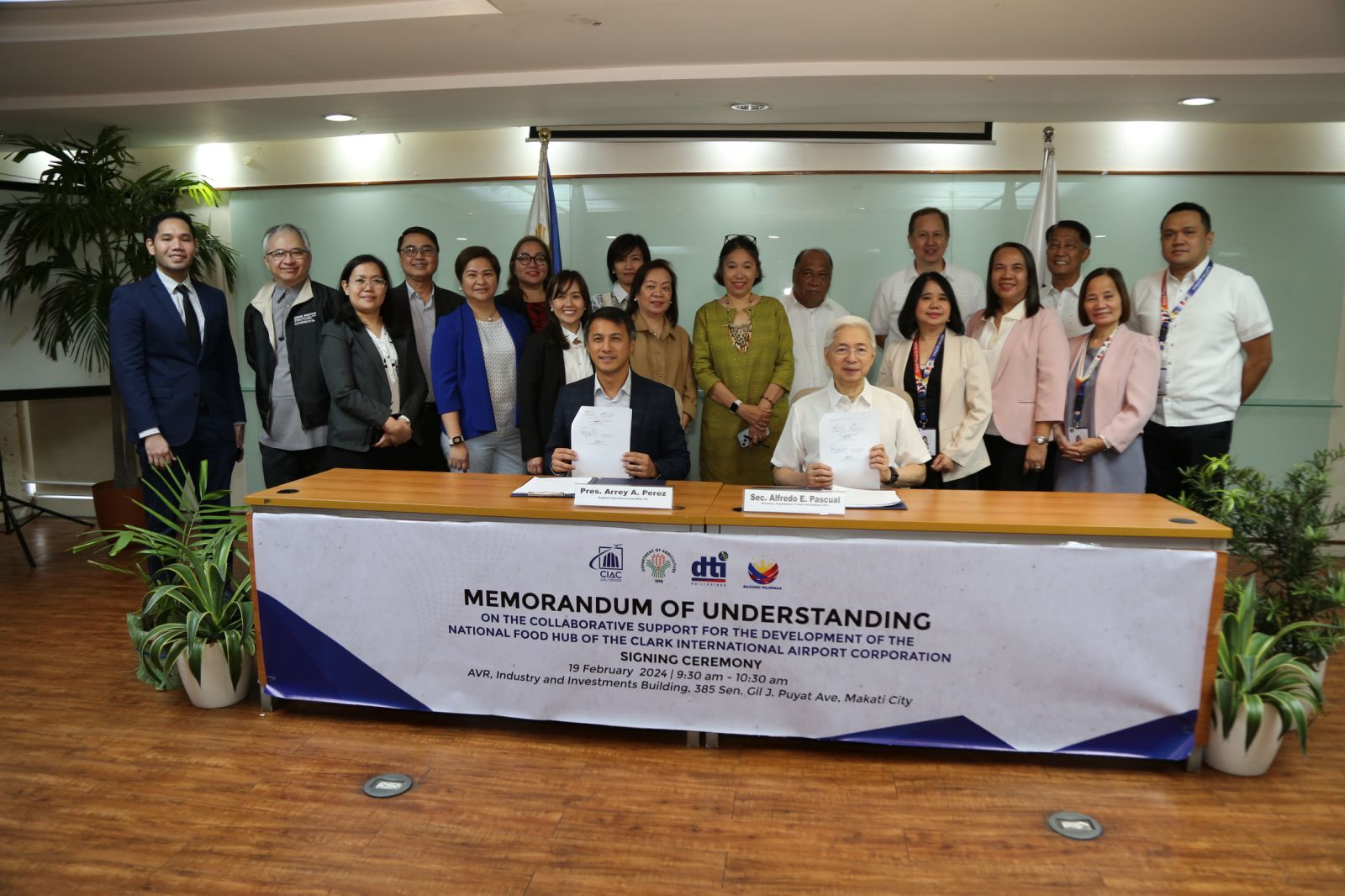 Department of Trade and Industry Secretary Fred Pascual and Clark International Airport Corporation (CIAC) President Array Perez signed a Memorandum of Understanding (MOU) on 19 February in Makati to formalize collaborative support for the National Food Hub development in the CIAC compound in Pampanga