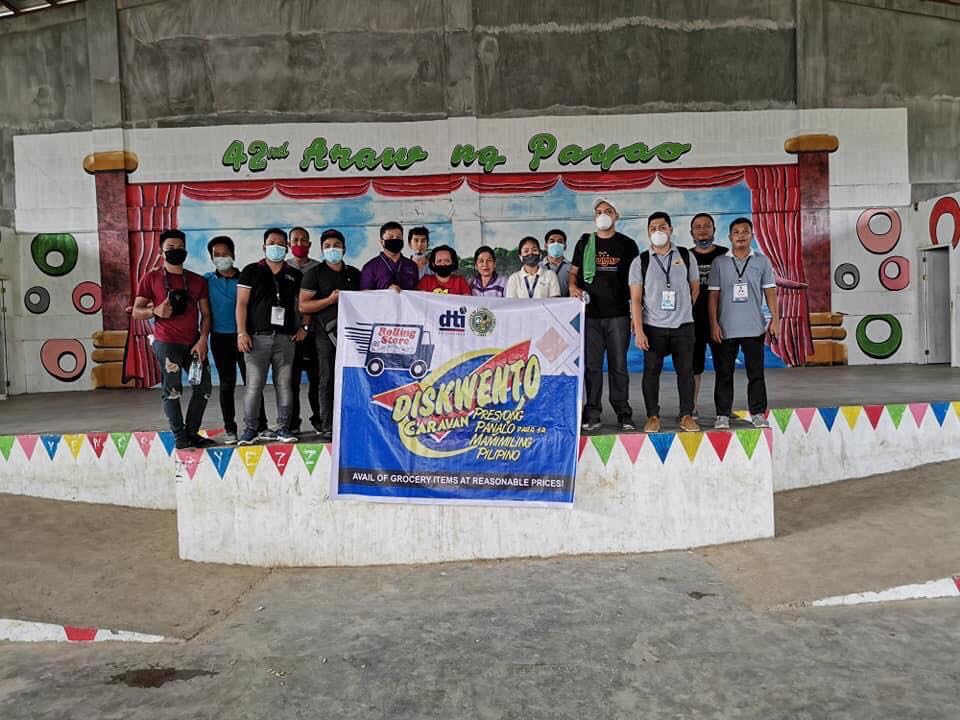 Organizers and participants of the Diskwento Caravan pose for a photo atop the stage