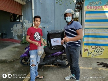 The ZAMPEX first online buyer from Ipil, Zamboanga Sibugay received his order from a DTI commissioned delivery crew.