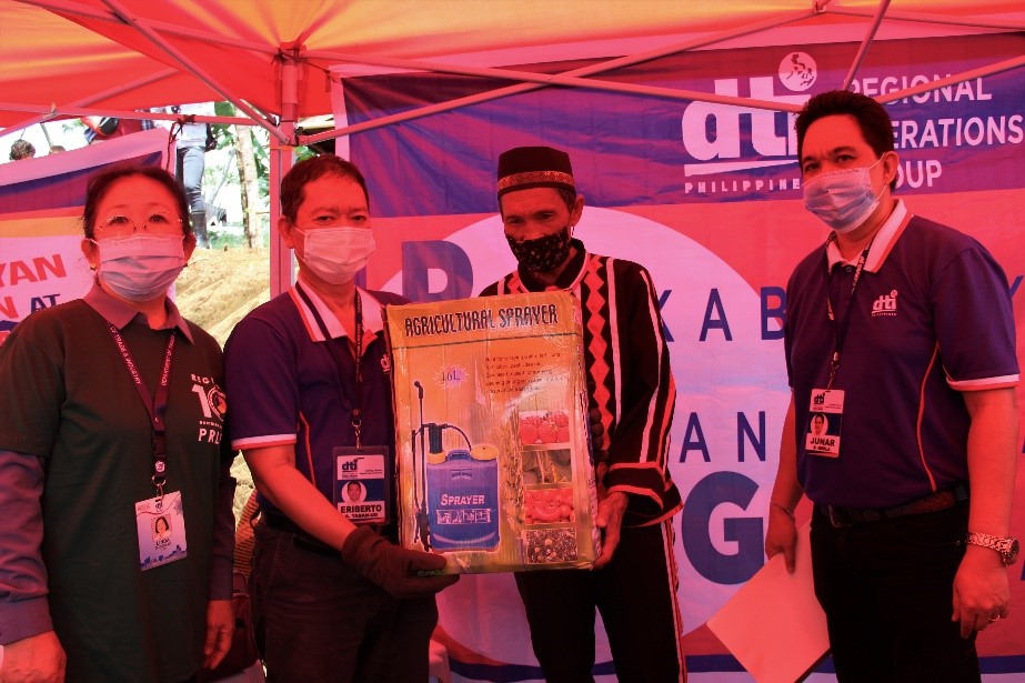 A member of the Maranao-Higaonon tribe and beneficiary of DTI Bukidnon’s LSP-PBG program received his knapsack sprayer during the regional launching of PRLEC in Talakag, Bukidnon on June 30, 2020.    