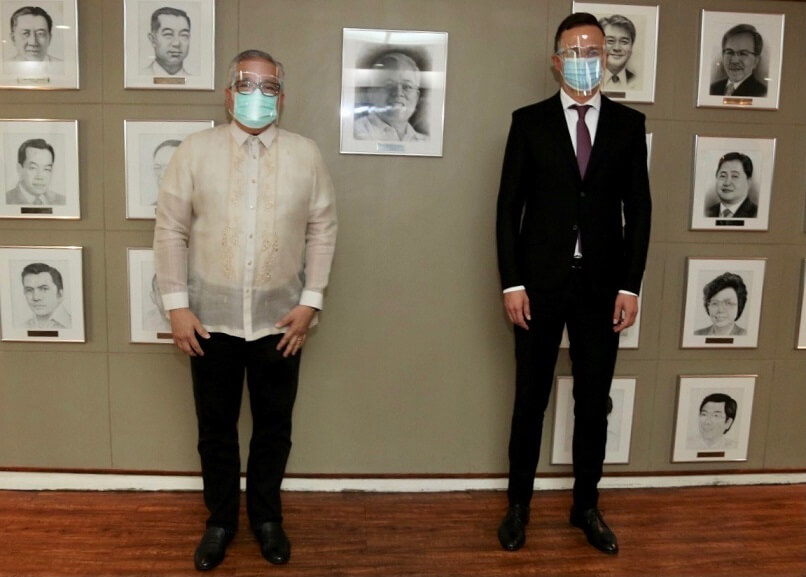DTI Secretary Ramon M. Lopez and Hungarian Minister of Foreign Affairs and Trade Péter Szijjártó pose for a photo