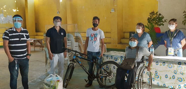 DTI Assistant Secretary Niño Contreras awarded the mountain bike to the winning beneficiary