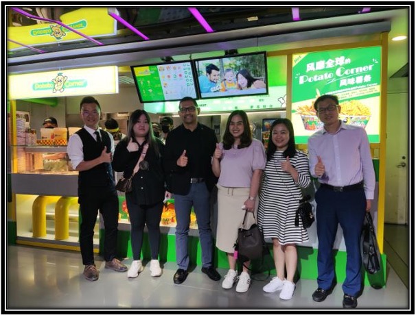 Philippine Consul General to Guangzhou Marshall Louis Alferez (third from left) is joined by franchisees of the first Potato Corner in South China, Mr. Qiu Jiedong (leftmost) and Ms. Amber Xia (second from left) during his visit to the Comic City branch of the Philippine franchise brand. Also joining him are the Philippine Consulate team including Vice Consul Aprilfleur Galima-Mejia (second from right) and Mr. Allan Liu, Senior Trade and Investment Consultant of the Philippine Trade and Investment Center in Guangzhou (PTIC-Guangzhou).