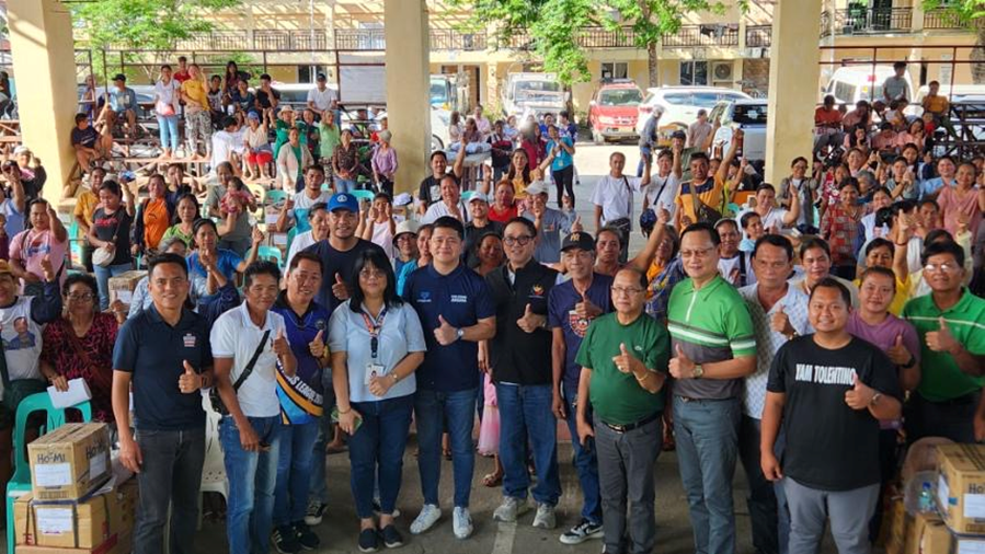 In photo: Regional Operations Group (ROG) Assistant Secretary Dominic Tolentino Jr., along with other key officials, during the 3rd distribution of NSB kits held on 17 January 2025 in Dinalungan, Aurora.