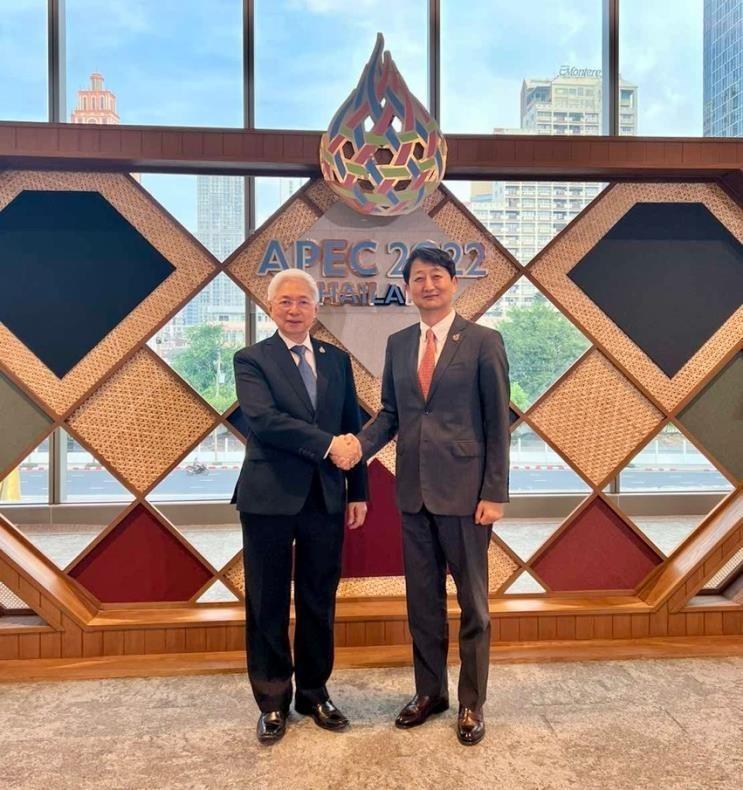 BANGKOK, THAILAND—Secretary Fred Pascual met with Trade, Industry, and Energy Minister Ahn Duk-Geun of the Republic of Korea on 17 November 2022 at the sidelines of the APEC Ministerial Meeting in Bangkok, Thailand.